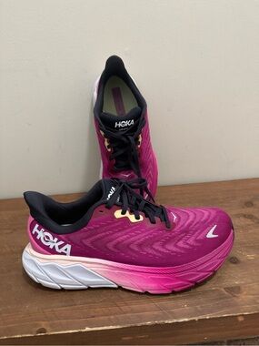 HOKA Women's Pink Arahi 6 Running Shoe Size 8.5